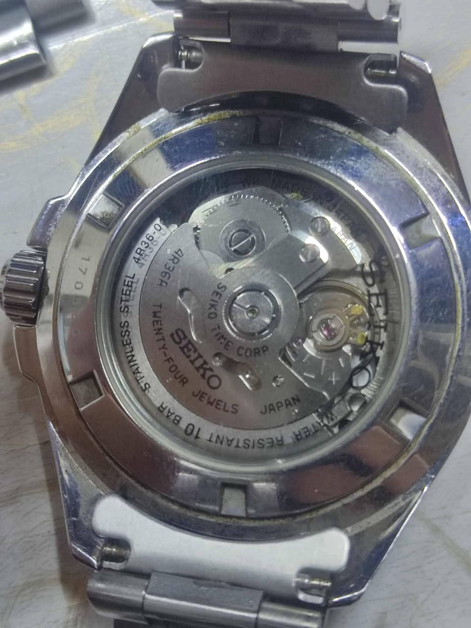 ⌚سايكو ((SEIKO 🇯🇵))⌚  
                                                                                                                                                                                                                                                                                                                
🇯🇵 أوتوماتك 24 حجر- ياباني أصلي 🇯🇵                          
✅ مستعملة ( نظافة 80% ) ✅

🔴✅ مبدل سير انيق وضابط مع شكل الساعة ( سيرها الاصلي ناقص قطعة مثل ما موضح بالصور ) ✅🔴

✅ بدون علبة فقط الساعة ✅

🟠🟠 السعر 120 الف والتوصيل مجاني 🟠🟠 
                               
💎 موديل أنيق ومتين جداً
💎 ماكنة أوتوماتك يابانية ⬅️ SEIKO TIME CORP 
💎 الكيس من الستينلس ستيل 13mm
💎 ظهر كشف شفاف
💎 بزل ثابت 
💎 القطر 41mm ( مع الكوك 45mm )
💎 👌 
💎 عرض لليوم عند الرقم 3️⃣ والتأريخ عند الرقم 3️⃣
💎 مقاومة للماء 100 متر
💎 زجاج زفير مقاوم للخدش
♦️Case material: Stainless   Steel 13mm
♦️Movement:  SEIKO TIME CORP
♦️Water resistant: 100    meters
♦️Case diameter: 41mm
♦️Band Material:  stainless steel 20mm

🚕🚕 التوصيل مجاناً لبغداد وكافة محافظات العراق 🚕🚕

                ☎️ *********** ☎️
   🔰 للحجز والإستفسار مراسلة الصفحة 🔰
