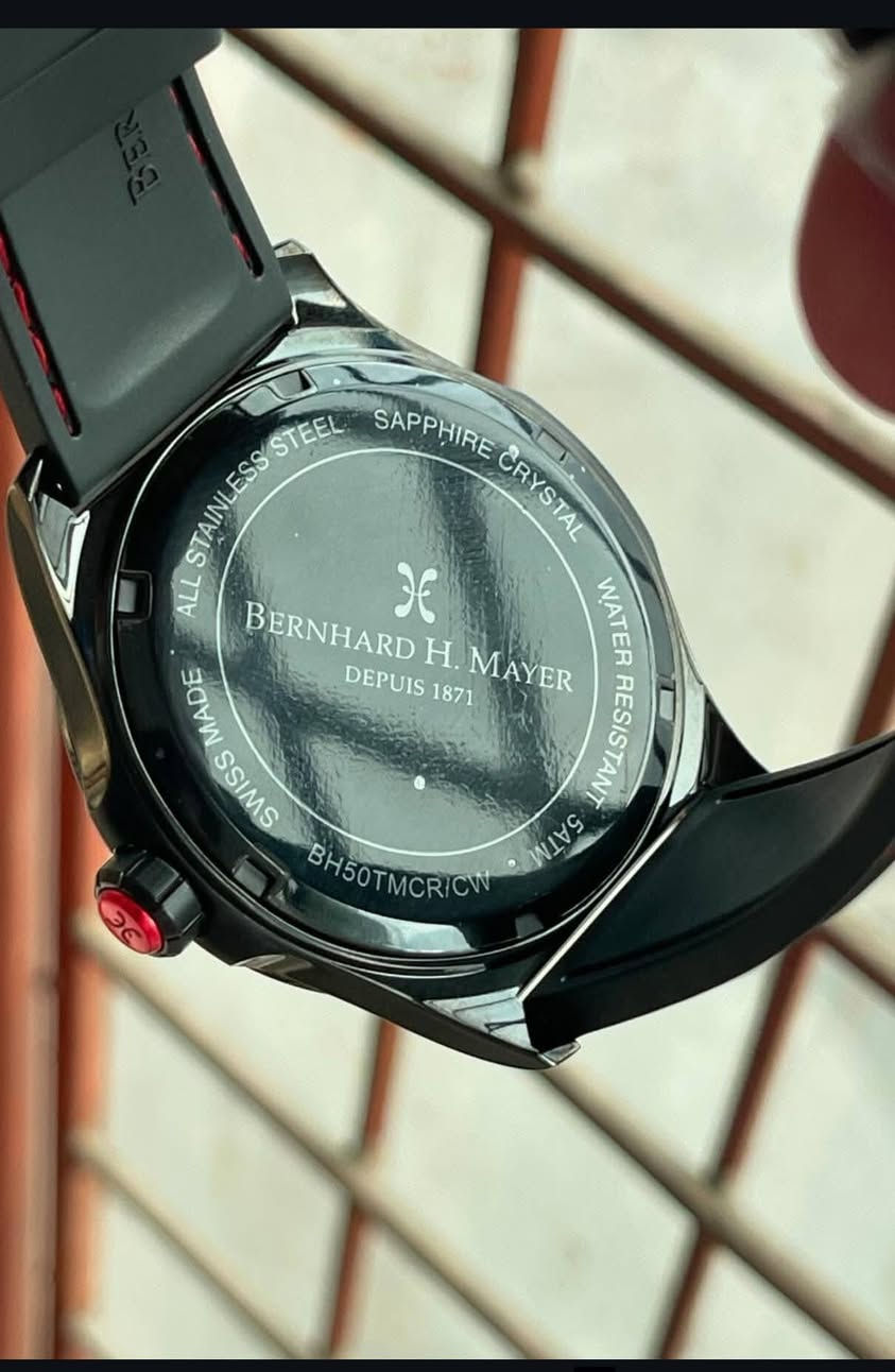 تحية طيبة،،،
 للبيع ساعة برنارد اتش ماير سويسرية أصلية.
تتميز الساعة بواجهة من الزجاج المقاوم للخدوش والكسر الكرستال والياقوت 
جميع أجزائها مصنوعة من الفولاذ المقاوم للصدأ.
مقاسها متوسط ومريحة في اليد.
ساعة جديدة وغير مستخدمة، بنايلونها .
للاستفسار عن السعر، تواصل خاص وتدلل. ***********
