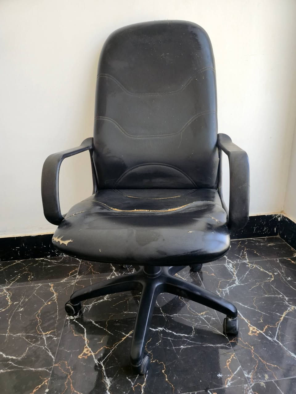 ميز مكتبي جام 
قياس 100×60 سم ارتفاع 75 سم 
ماخذه 160 رايده 75 نهايته
كرسي مكتبي متحرك جك + مرجوحه جدا نظيف السعر 50 وبي مجال 
***********
