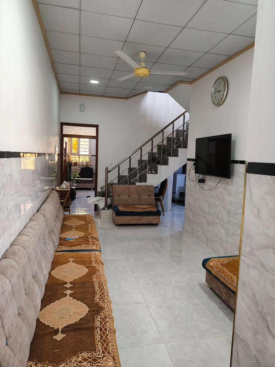 بيت للبيع او المعارضه في حي الميثاق فرع جامع المهيمن مساحه 125واقع حال 150بيه غرفتين نوم وهول واستقبال ومطبخ وبيتونه ومناور اثنين وبيه فضله نهايه البيت حديقه طابق واحد سند طابو معامله التحويل ماشي بيها الاتصال على ***********
