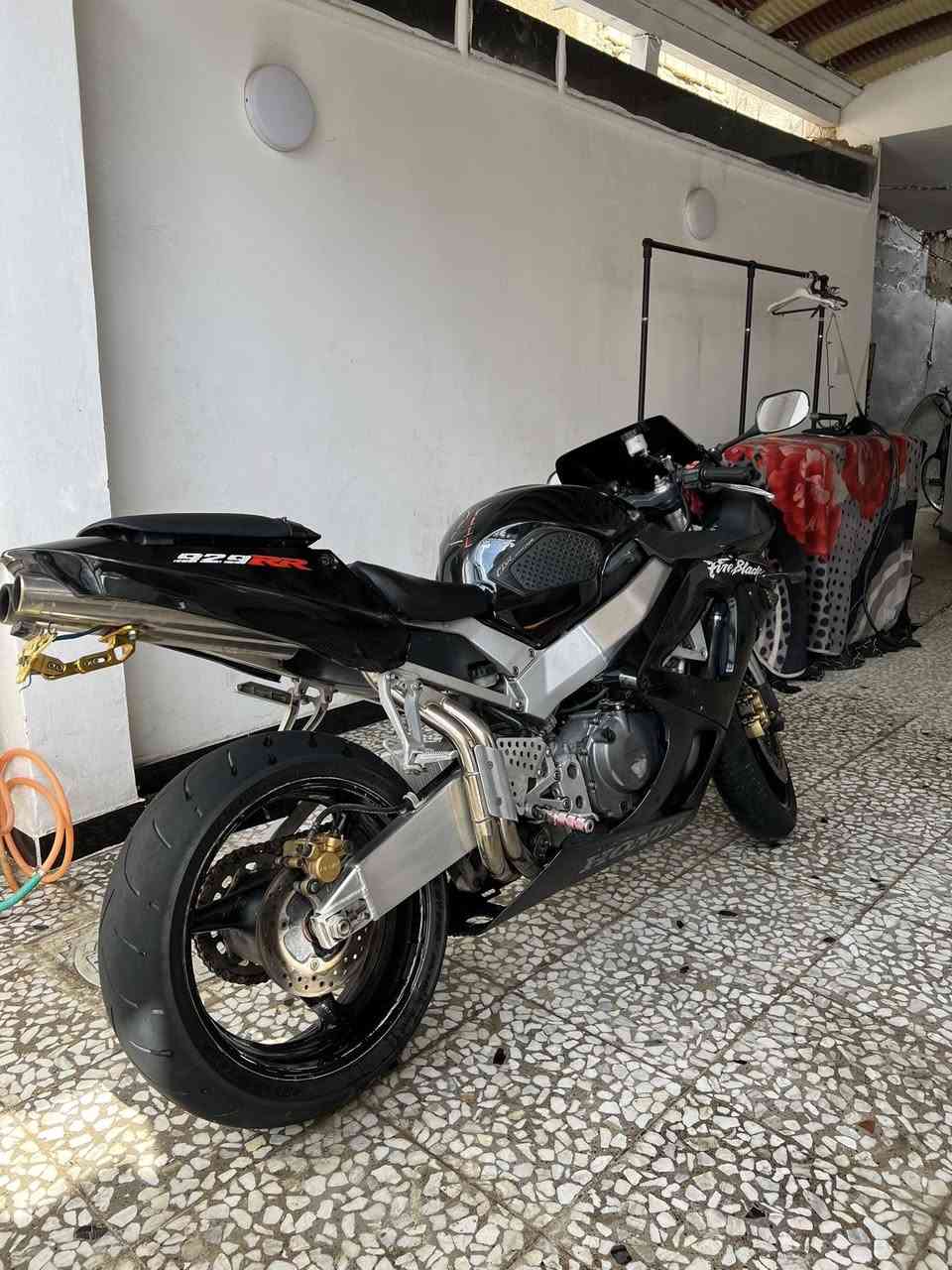 السلام عليكم  للبيع مستعجل ع بيعتها CBR 929 RR 
موديل 2004 الدراجة عليها تعديل صالنصة RR وارد الماني 
الدراجة خير من الله شلعة معدل عوزهة ترتيبات بسيطة كلش   فصلة بيهة رعب سعر مناسب شراي تفضل خاص اتصل ع رقمي *********** لتعبني فد اروحلك ولتواعدني وتخلف وياي سعر جوة فلوسها بنسبة نضافتها جيب وياك فيتر وتعال كفالة 18 وبيها مجال مكاني بغداد الحرية
