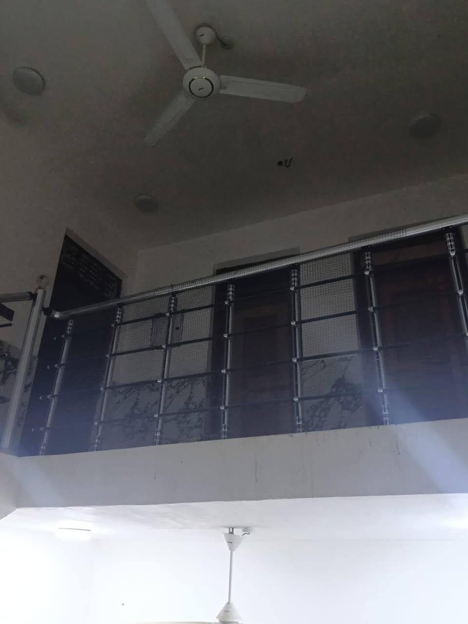 بيت ركن  للبيع مساحه ١٠٠ يحتوي على غرفه صاله استقبال مطبخ حمام داخلي وخارجي الطابق الثاني ثلاث غرف وصاله وصحيات الطابق الثالث غرفه العنوان حي اريدو قرب السوق مطلوب اسكان ٧٠ بدون اسكان ١١٥
 لتواصل ***********
