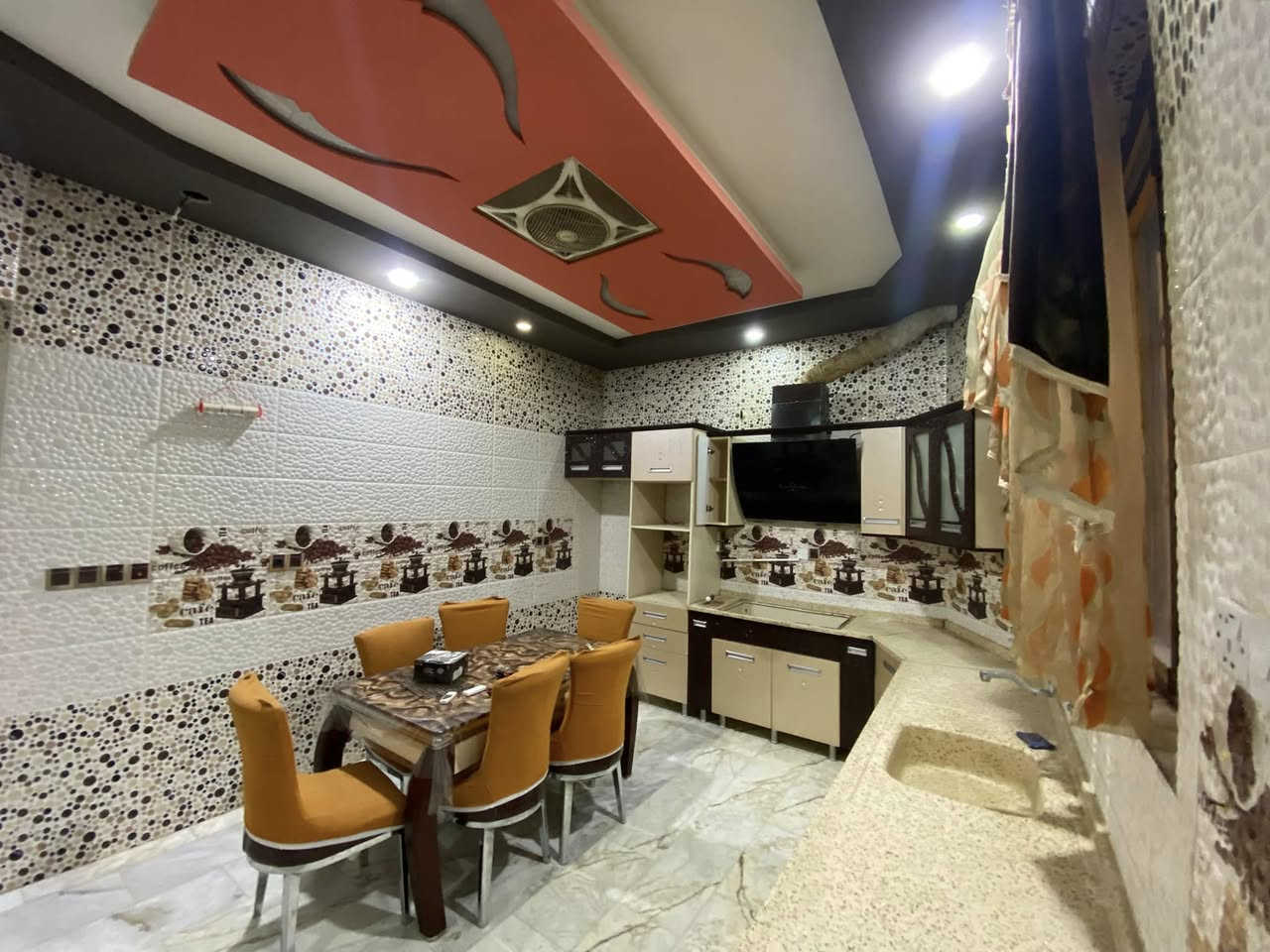 مشتمل للبيع في حي صلاح الدين 
مساحة 150 متر  يحتوي على ثلاث غرف نوم بيت درجة اولى 
للمزيد من التفاصيل الاتصال على ***********

