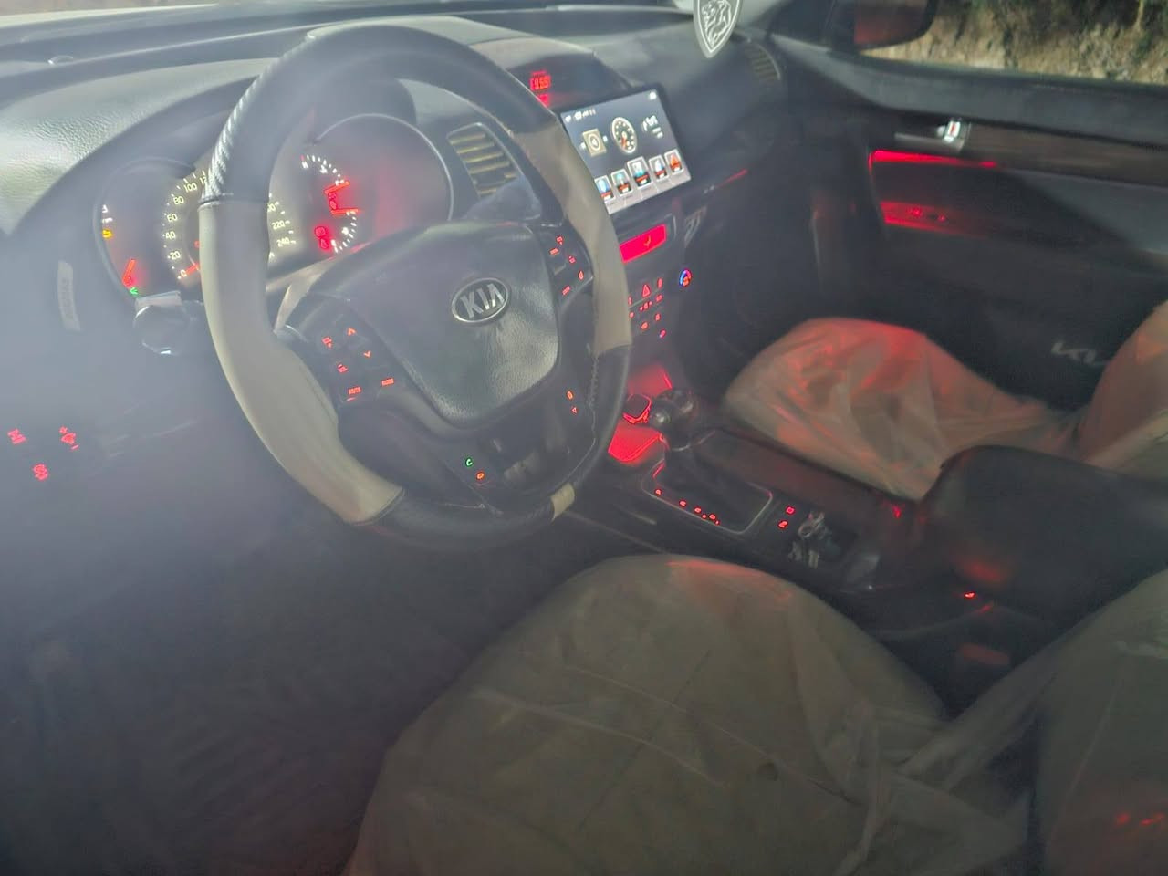 السلام عليكم من رخصة الادمن المحترم 
سورنتو موديل 14 كويتي يعني معروفة المواصفات 
رقم بغداد ماشية 200 الف محرك مفتوح مجفت تجفيت درجة اولى لا تنقيص ولا تبخير صار اسبوعين من شديتة 
مكفولة من الصبغ
فقط بارد بسيط جدا بالجاملغ الامامي للسائق 
مكانها الرمادي 
***********
السعر 185 وبيها مجال
