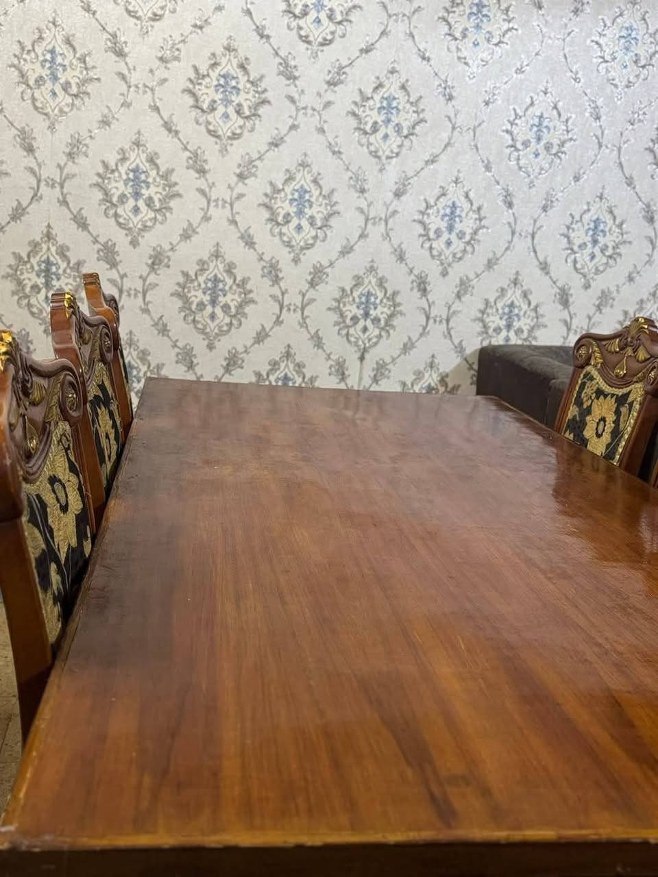 السلام عليكم ميز طعام للبيع متكون من 6 كراسي السعر 350 وبي مجال ***********
