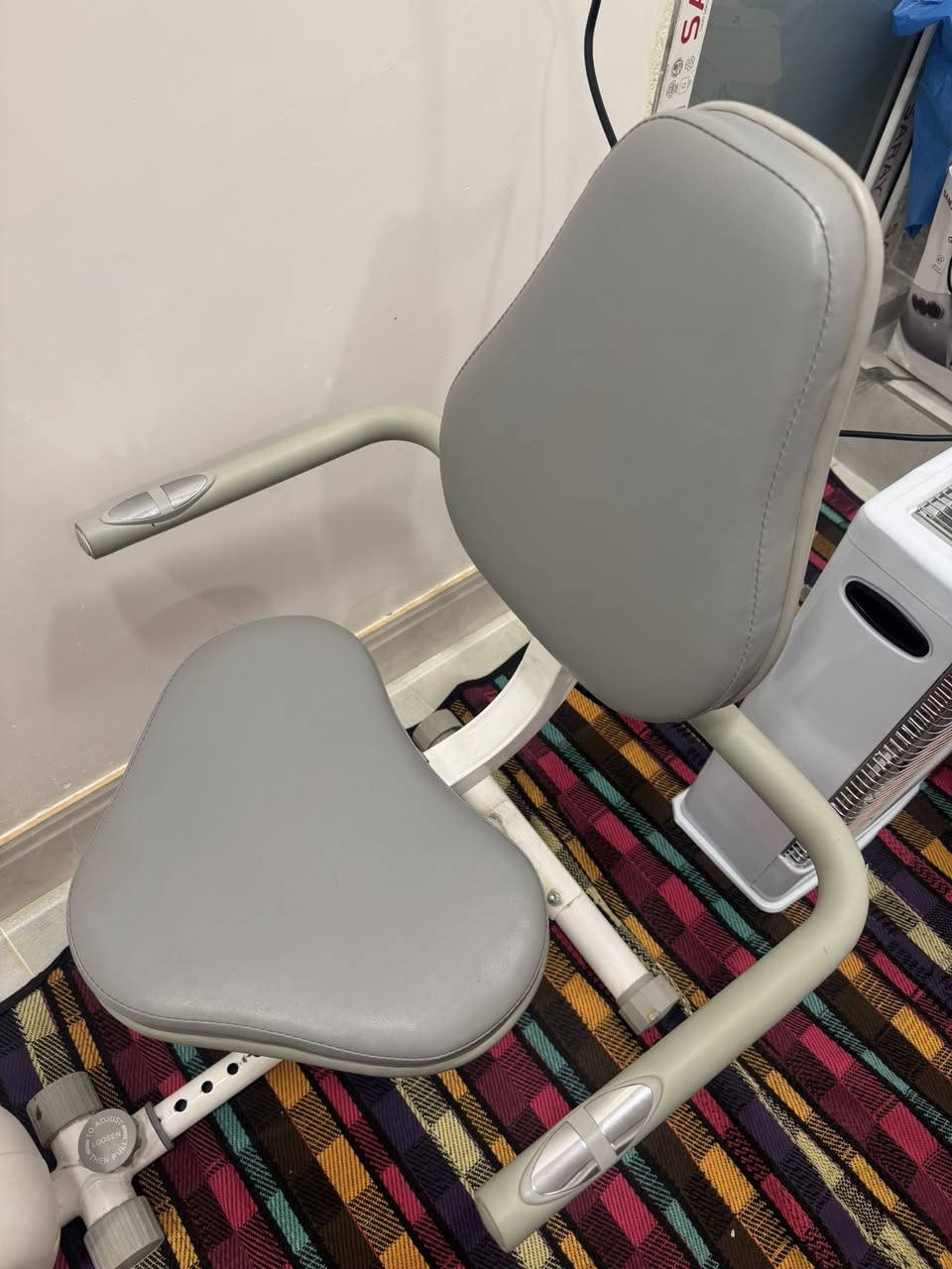 جهاز بايسكل جالس مريح للوزان الثقيلة يتحمل 150 كيلو فعلي
جهاز من شركة House Gym المعروفة بمواصفات 
عدد قوة وسرعة 
شاشة لوحية تعرض دقات القلب والسرعة والوقت 
السعر راح يكون جدا مناسب والي عنده شراي باله اله ١٠ الف
المكان نجف كوفة للستفسار
***********
