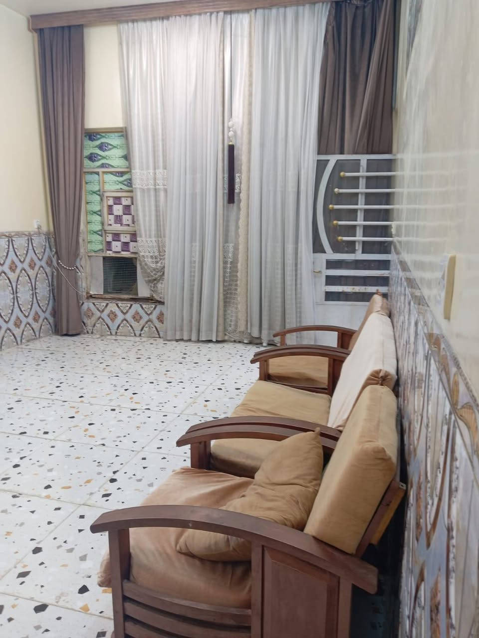 سلام عليكم بيت لبيع حي طارق بشارع لقديم قرب بستان ابو ياس لمساحه 150يحتوي على غرفتين نوم،+ستقبال +صاله يوجد كافه لخدمات ***********
