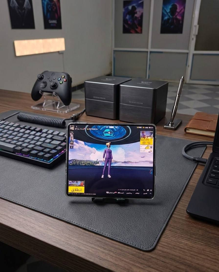 السلام عليكم للبيع سامسونگ كلكسي zفولد 5
المواصفات...
* 512 جيجابايت ذاكرة تخزين داخلية مع 12 جيجابايت رام.
 * نسخة الشرق الأوسط الأصلية التي تدعم شريحتين اتصال (Dual SIM).
 * الجهاز بحالة الوكالة ، لم يسبق فتحه أو تبديل أي قطعة داخلية فيه.
 * مقاومة كاملة للماء بمعيار IPX8 (وتر بروف) لضمان سلامة القطع الداخلية.
 * معالج Snapdragon 8 Gen 2 For Galaxy بمعمارية 4 نانومتر.
 * شاشة داخلية قابلة للطي بحجم 7.6 بوصة Dynamic AMOLED 2X بتردد 120Hz.
 * شاشة خارجية بحجم 6.2 بوصة محمية بطبقة Gorilla Glass Victus 2 بتردد 120Hz.
 * كاميرا خلفية ثلاثية: رئيسية 50MP، تقريب 10MP (3x)، وزاوية واسعة 12MP.
 * تصوير فيديو بدقة 8K وكاميرا سيلفي تحت الشاشة وكاميرا على الغطاء.
 * بطارية بسعة 4400 مللي أمبير تدعم الشحن السريع واللاسلكي.
 * مفصل متطور يغلق تماماً (Zero Gap) لضمان عدم وجود فراغ بين الشاشات.
 * هيكل متين من الألمنيوم المطور (Armor Aluminum) ونظافة خارجية 100%.
 * دعم كامل لميزات الذكاء الاصطناعي Galaxy AI وقلم S Pen.
* السعر 895 الف وبيه مجال بسيط
* مكاني بابل الحله لا يوجد توصيل


**إذا كنت صاحب هذا الإعلان وتريد حذفه لأي سبب، رجاءا أرسل رسالة إلى الدعم الفني**