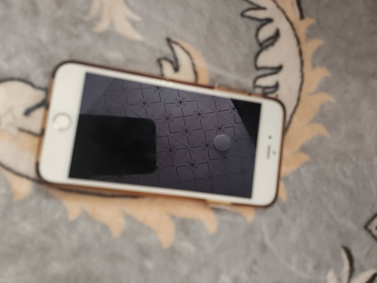 ايفون سكس إس بلاص نضيف كلش الجهاز لعبو بي الجهال كان يرست ويفرمت من وحده ماعرف شنو بي ابيعه ع وضعه السعر 30 وبي مجال لطيبين الاتصال ***********
