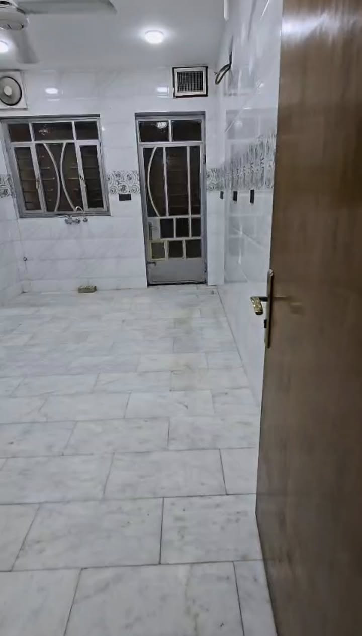 شقة للايجار في الكرادة🔴
📍الموقع : الكرادة داخل 
🔷المساحة 100 متر 🔷
🔷طابق اول 🔷
🔷تحتوي على غرفتين وصالة ومطبخ وحمام 🔷
🔹حالة الشقة : بناء حديث 🔹
🔹تتكون من مدخلين🔹
🔹سعر الايجار : 750 الف 🔹
🔹يصلح ايجار : عوائل/ شركات🔹
————————— 
🏢 شركة المستقبل للاستثمار والتسويق العقاري 
🔺نستقبل كافة عروضكم وطلباتكم 
🔺للاستفسار : 
***********
