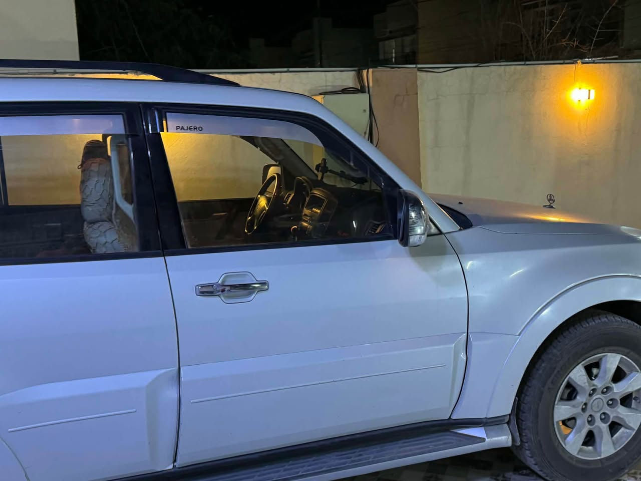 السلام عليكم باجيرو موديل 2010 ماشيه 215 كيلو متر السياره فول حبتور رقم بغداد مكفوله من الصبغ عدى بارد بالبابين الوره شخط بسيط وبخشم الجاملغ الامامي كير محرك تمام بي بدايه لاستيك ولف السعر 133 وبيه مجال مكان السياره حله جمعيه 
*********** حلة, بابل
