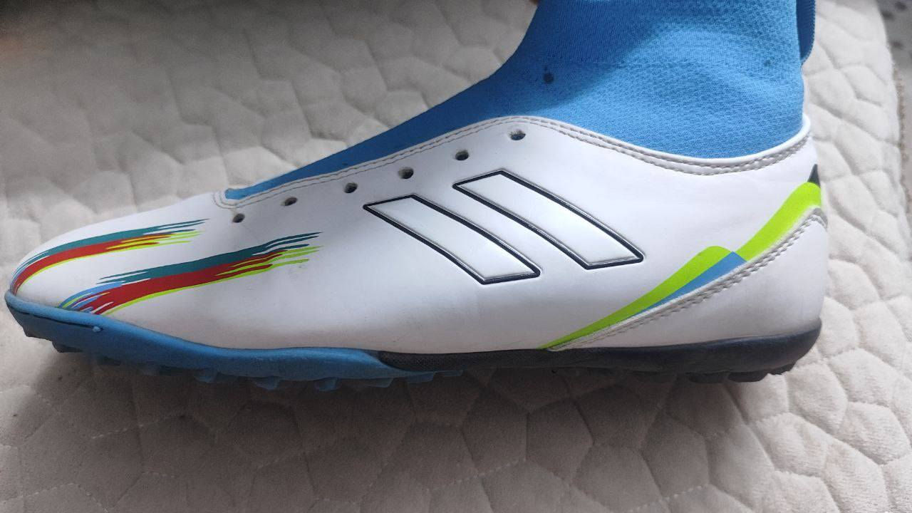 السلام عليكم حبايب توفر حذاء اديداس جلد ابو جاروبه جديد كوالتي عالمي تارتان قياس من 41/42 حذاء عالمي لون ابيض وازرق يجي ويا هديه كسارات و جواريب سوده قطنيه طويله سعر 30 توصيل جميع محافظات العراق تواصل خاص او رقم واتساب *********** الحذاء فوللل
