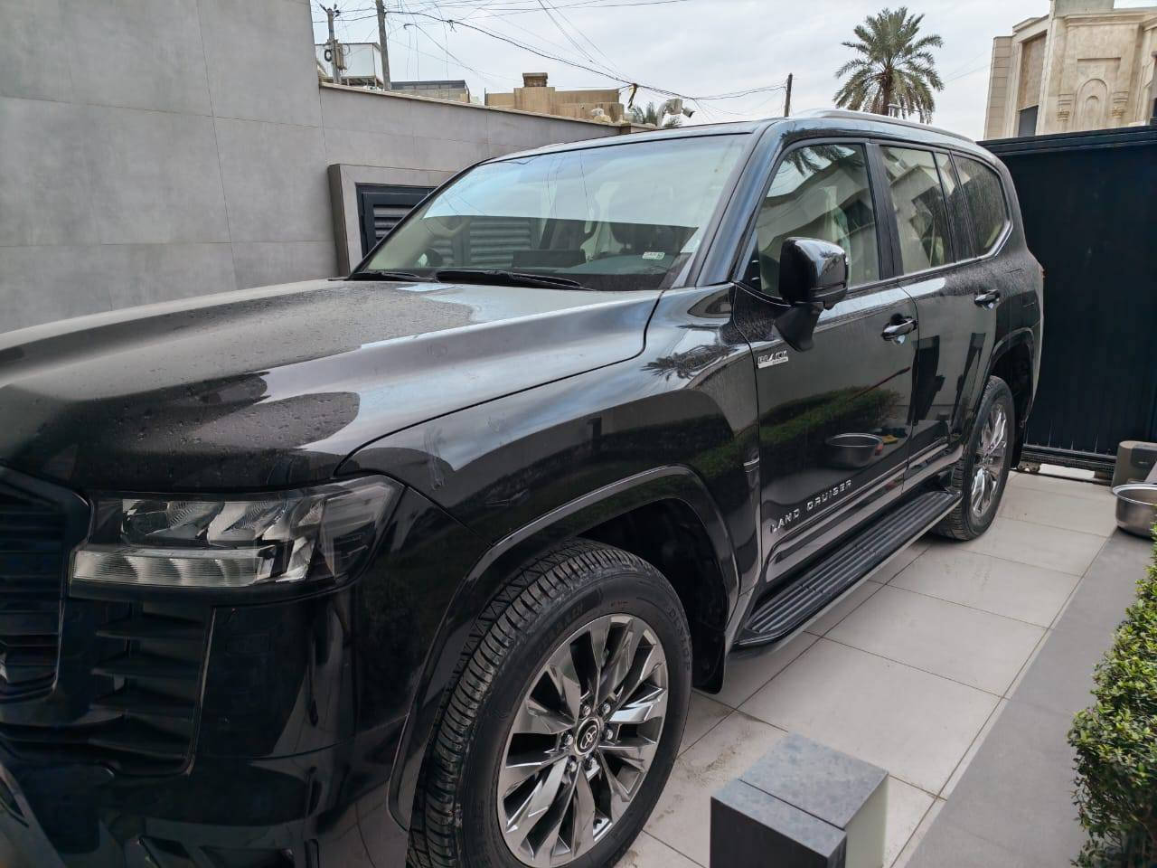 لاندكروزر  رقم بغداد بلاك ادشن 
مغلفهPPF
موديل 24 ماشيه 12 الف فقط
ضمان شركة ساز
سياره جديده ب حالة الوكاله
74000  دولار
***********  واتس اب ففط
