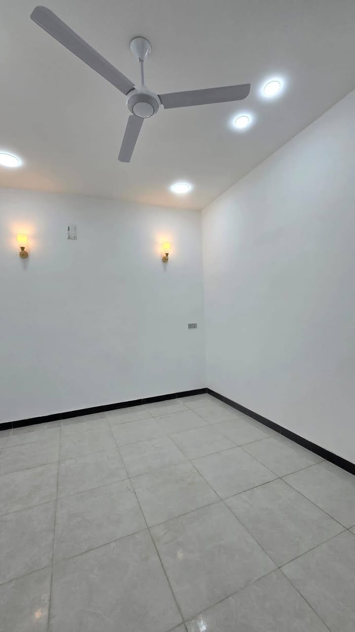 بيت للبيع في كربلاء مجمع بوابه الجنوب شارع حله كربلاء قرب مستشفى طب السنان 
مساحة 100مترطابقين  طابو زراعي سند 25
البناء طابوك جمهورية كونكريت مسلح صب مركزي
يحتوي على استقبال ومطبخ وصاله وصحيات داخليه وخارجيه 3غرف نوم 
البيت بناء جديد بعده مامسكون الاستفسار اتصل ***********
*********** كربلاء, العراق
