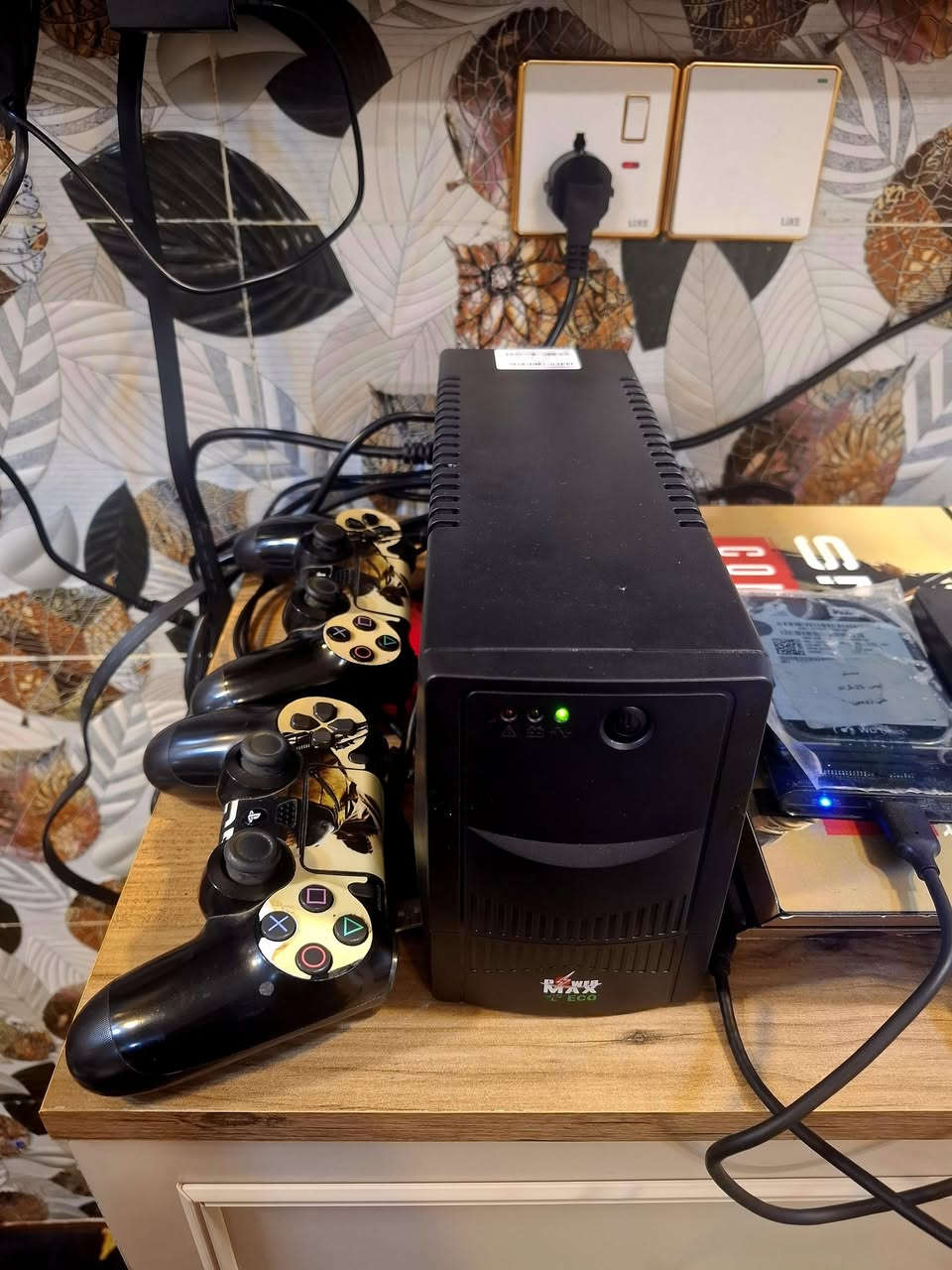 السلام عليكم شباب بلي فور فات جهاز نظيف كارتونه وياه  للبيع ذاكره الداخليه 500G مهكر نظام هاردات يعني تهكير خارجي وتكدر تشغله اقراص واولاين وياه هاردات ثنين كل هارد 500G حجمه وبيه 19 لعبه كلهن شغالات ولعباات قويه وياه UPS 850V  وياه يدات ثنين وكيبل شحن مالتهن وياه واير HD  وكيبل  بور و توصيل عندي شركة بس فلوس التوصيل عليك
مكاني كربلاء وهذا رقمي *********** 
السعر 225  💜
