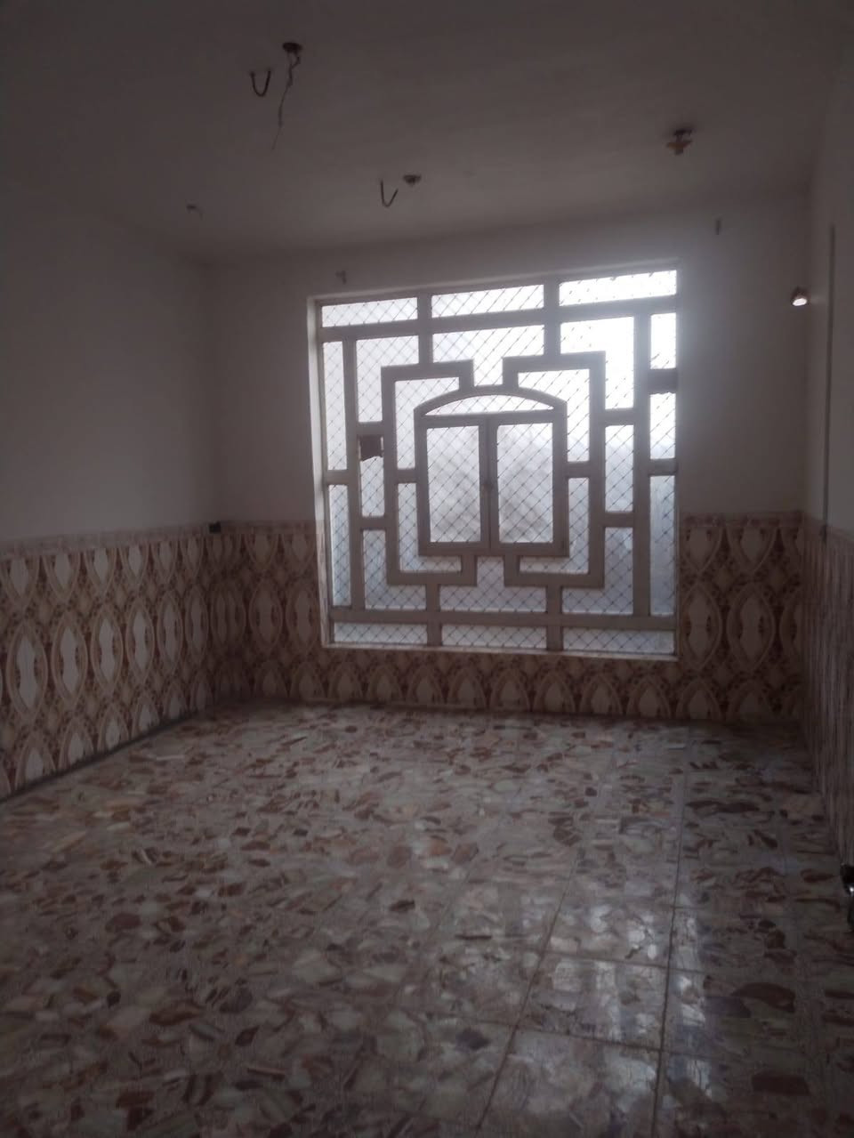 للإيجار 👉🏼👉🏼👉🏼
بيت للايجار في الورديه سيف سعد على شارع 30 مقابيل مدرسه نزهان الجبوري 
يحتوي البيت على غرفتين نوم مع هول كبير واستقبال 7 متر ومطبخ كبير 5 متر 
للاستفسار على خاص وواتساب ***********
