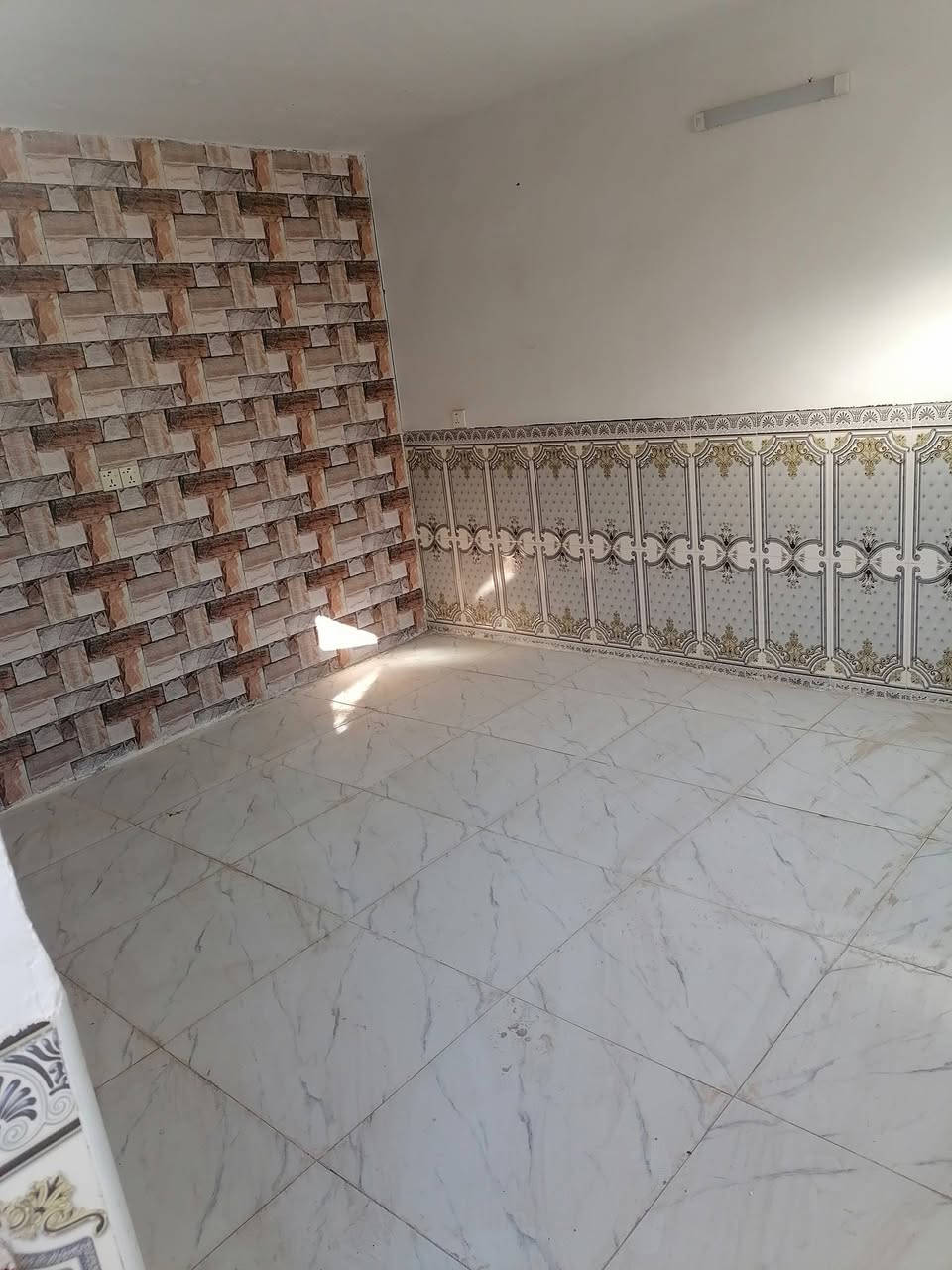 دار سكن طابو صرف
المساحة ١٠٣ متر مربع 
الواجه ٩ النزال ١١ متر
البناء طابوق عكادة
بناء نضيف
استقبال
صاله
غرفة نوم عدد ٢
مطبخ 
صحيات داخلية وخارجية
درج وبيتونه وومنور
فارغ البيت ونضيف وكامل
السعر ٥٠ مليون 
الموقع الديوانية حي العسكري الثالث خلف مدرسة فالح موات
للاستفسار أكثر مراجعة مكتب التوكل للعقار الكائن في حي العسكري شارع ٣٠ او الاتصال والمراسلة على الواتساب على الرقم ***********
@إشارة
