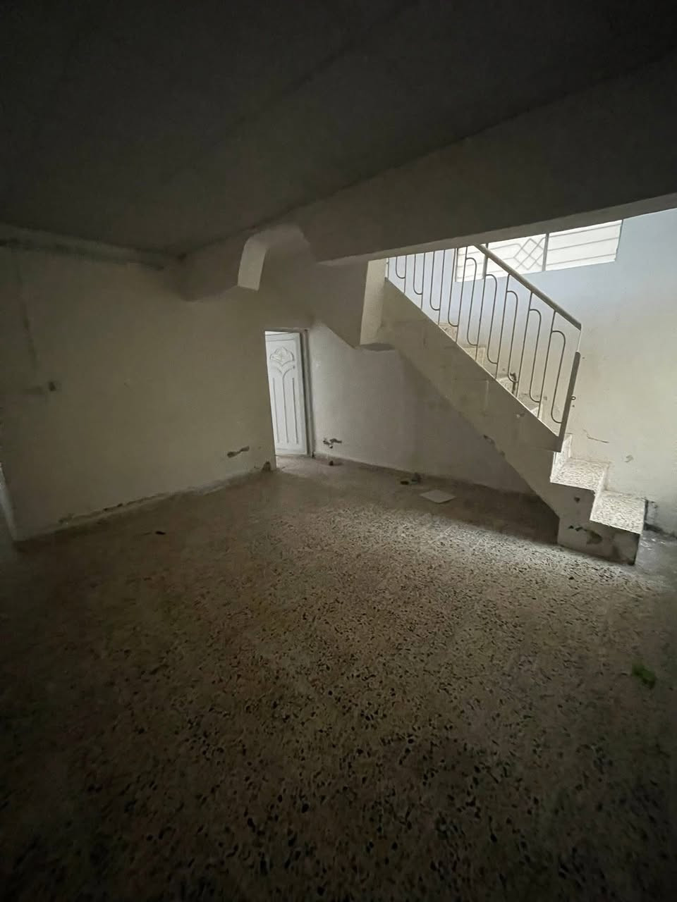 ⚜️مكتب البلديات للعقار⚜️
للأيجار للايجار 
دار سكني في حي الزهراء ( حي صدام سابقاً ) 
قرب مدرسة القعقاع 
المساحة ١٠٠م طابق واحد
غرفة نوم وهول واستقبال ومطبخ وصحيات وبيتونة وكراج
٢٥٠ الف الايجار
للإستفسار الاتصال☎️ ***********
عنوان المكتب / الموصل حي المشراق فرع مطعم طماطة2
