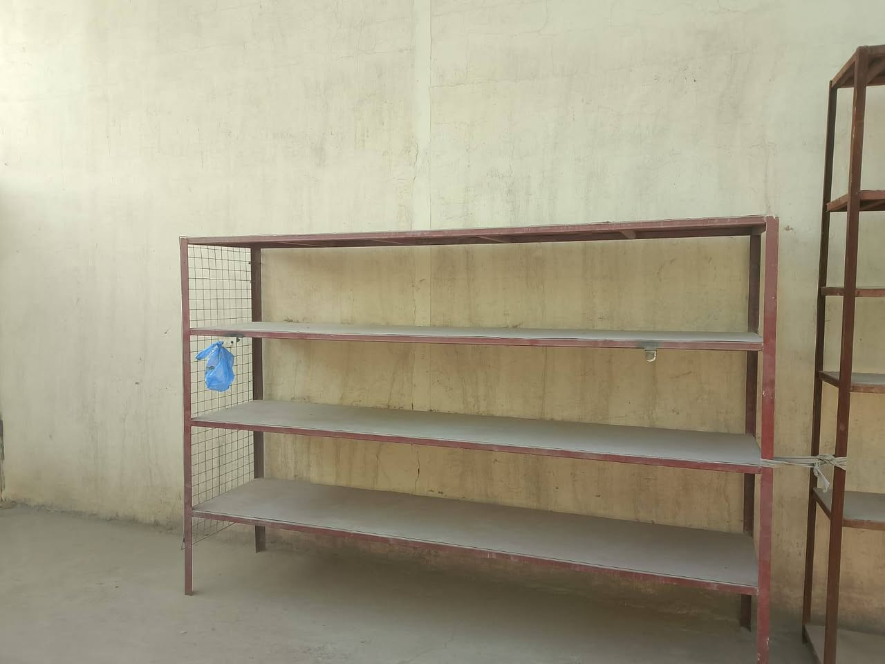 السلام عليكم ورحمة الله وبركاته عندي ميوزه حديد عدد ٤ نظيفات للبيع وعندي باب خارجي للبيع للاستفسار الاتصال على الرقم ***********
