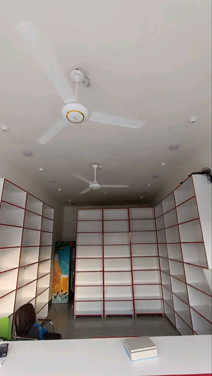 فاترينات mdf تركي مستخدم
القياسات
5 فاترينات متر * 3 
4 فاترينات 80 * 3 
فاترينة وحدة متر و20 *3 
ميز امامي 90 * 3 و 10 
مع قواطعه ومجراته كامل

فاترينات تعليگ
عدد 2 
70*60
متر * 70 
لوح جداري تعليك 120*متر

كوت الخاجية ***********
سعرهن 1750 وبيه مجال