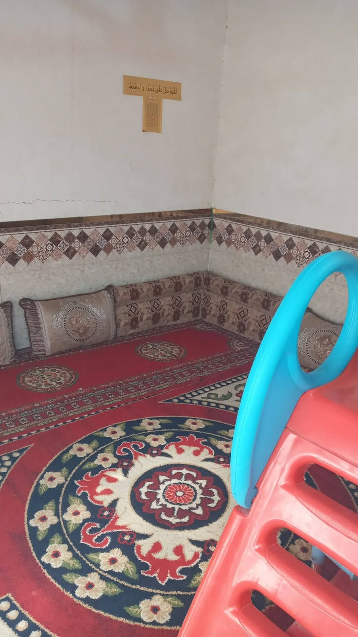 بيت نظيف ٦٠م للبيع قرب بيت سيد حسين المختار
براني وساحة وصحيات خارجي

وصالة وغرفة ومطبخ وصحيات داخلي

سعره ٢٧
***********
