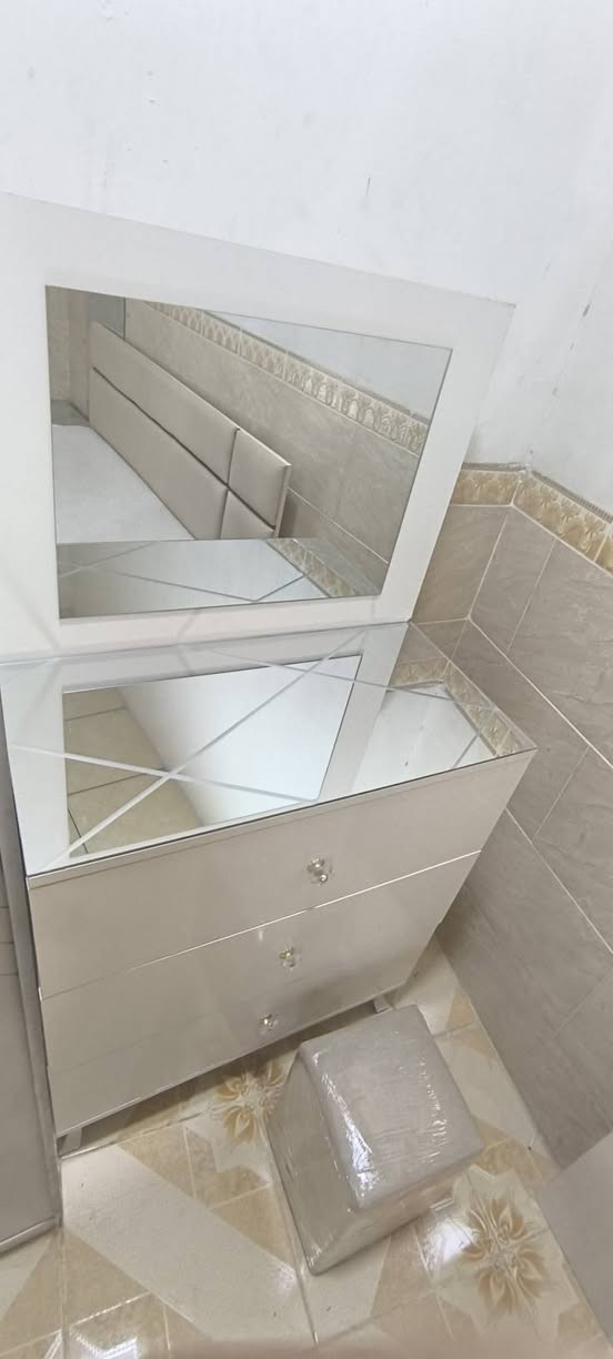 ژووری نوستنی تورکی 
کانتۆر سیسەم مێزتەوالێد یەک کۆمێدی 
ئاوێنەی باڵا و دۆشکەی لەگەڵە 
لەخوار سعری هەموو بازار ئەیفرۆشم
ناونیشان سلێمانی کانی سپیکە خوار مزگەوتی تەبایی بەرامبەر مارکێتی کەوێ
***********
*********** السليمانية, العراق
