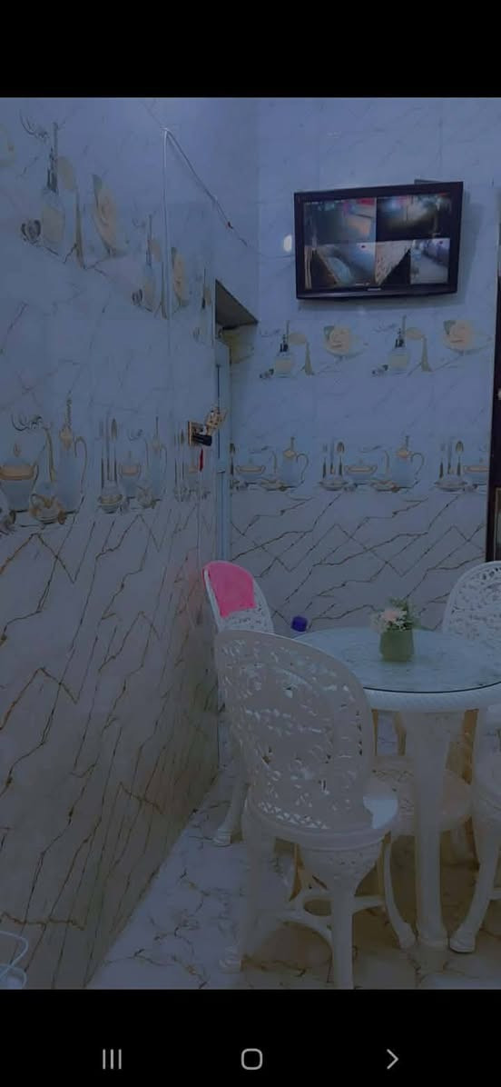 البيت بالدسيم 
مساحته 200 
صاله استقبال غرفتين ومطبخ 
صحيات خارجيه وداخليه 
السقف صب والاساس صب 
بناء 2020 جديد
لشوارع تبليط ومجاري
*********** اتصال
*********** واتساب
