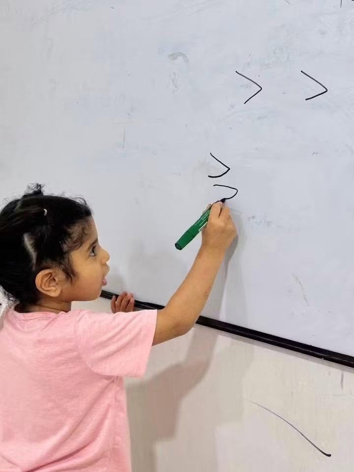 #المهارات الأربع في منهج القراءة الجديد للصف الأول هي:
1. الاستماع: أن يستمع التلميذ للنصوص والكلمات ويفهم ما يسمعه.
2. التحدث: أن يعبر عن أفكاره ويشارك في الحوار بشكل صحيح.
3. القراءة: أن يقرأ الحروف والمقاطع والكلمات والجمل بطلاقة وفهم.
4. الكتابة: أن يكتب الحروف والكلمات والجمل كتابة صحيحة و واضحة .

وتم تصميم المنهج بحيث تنمو هذه المهارات معاً فلا تقتصر العملية التعليمية على حفظ الحروف فقط بل تهدف إلى بناء تلميذ قادر على الاستماع والفهم والتحدث والقراءة والكتابة

يعلن مركز طريق النجاح للدورات في واسط عن بدء التسجيل في دورة التأسيس الشاملة للقراءة والكتابة للصف الأول الابتدائي، وفق المنهج الجديد المتكامل.

الخاجية / شارع مدرسة النهرين الأهلية - مقابل مجمع البيت الأوروبي للبالة - مجاور أفران جنة الحسين.
📞 للحجز والاستفسار، تواصل معنا عبر الأرقام التالية:

 ***********
 ***********
✨ مركز طريق النجاح.. معاً نصنع مستقبلك! ✨
