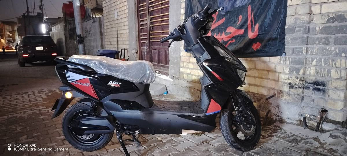 السلام عليكم دراجه شحن للبيع صارله شهر من نازله من الشركه سبب البيع والدي رجال جبير وميكدر يسوقه مواصفات تمشيك 55 كيلو بيه شاحن الموبايل وسماعه بلوتوث صوته قوي  وبيه ضمان سنه كامله أي عطل تروح الشركه يصلحونه والباقي تجي تشوفه وتفحصه وبيك خير وتدلل لشراي يتواصل واتساب *********** عنواني بغداد مدينة الحريه زراعي شاكر العاني
