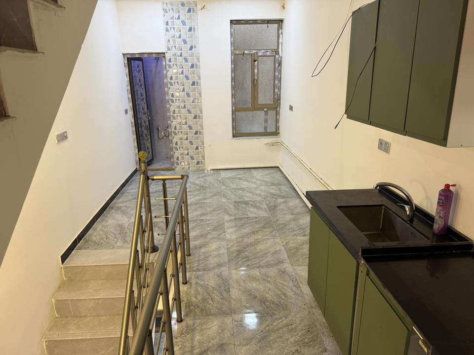 السلام عليكم
مشتمل للبيع شارع فلسطين حي المستنصرية 
المساحة 30 متر 
واجهه 3 وربع / نزال 9 ونص 
بناء حديث البيت جديد
طابقين ونص 
طابق ارضي و طابق ثاني و طابق سطح
 يحتوي على كاونترات حديثة وطباخ وكيزر مي 
للاستفسار ***********
