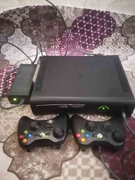 سلام عليكم اكس بوكس 360 نضيف كلش وياها يدات ثنين وحده بلادي وحده تجاري للبيع السعر 90وبيها مجال بسيط بيها اكثر من ستين لعبه قويات مكان القرص يشتغل رقمي ***********
