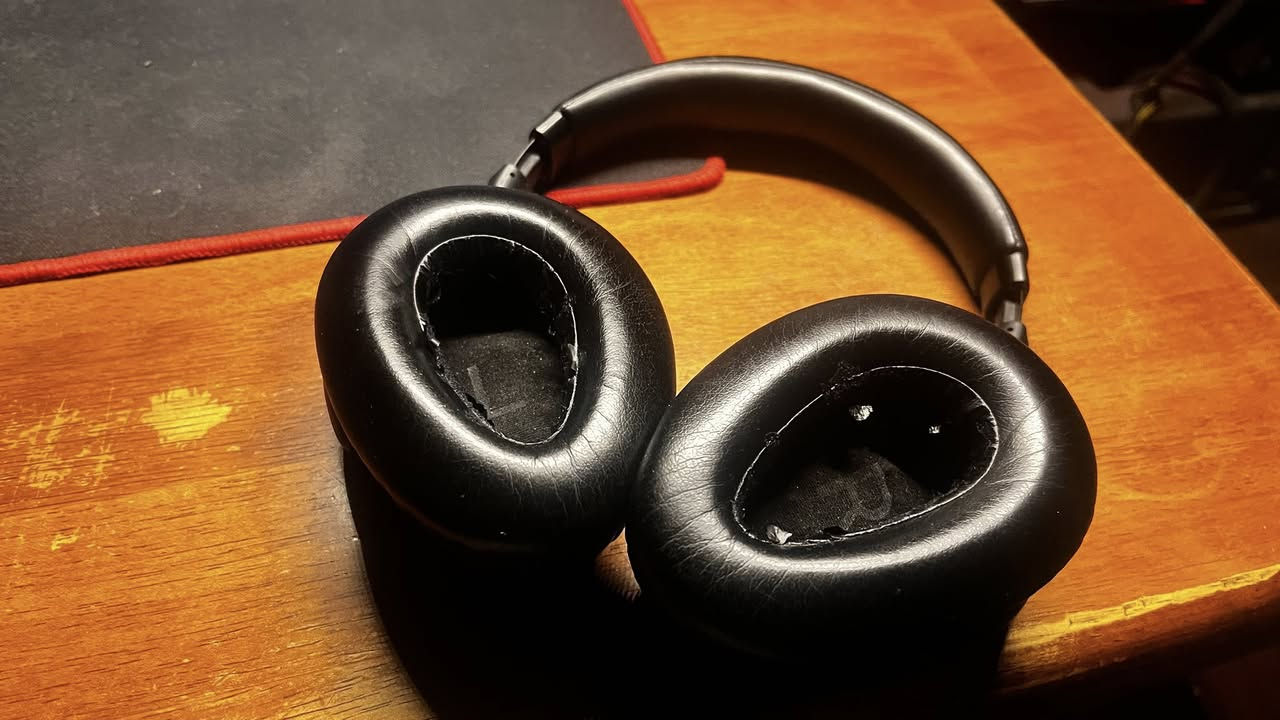Sennheiser PXC 550 II 

حالة ممتازة

صارلها تقريبا سنة ونص عندي استخدام خفيف وغير متواصل لان عندي airbuds استخدمها ويايه وين ما اروح، تجي اشهر ما استخدمها اصلا ف قررت ابيعها لان جبت سماعات واير 

المواصفات:

• نوع السماعة: Over-Ear مغلقة (Closed Back)
• اتصال لاسلكي Bluetooth 5.0
• تدعم AAC و aptX و aptX Low Latency لتحسين جودة الصوت وتقليل التأخير
• نظام Active Noise Cancellation (عزل ضوضاء فعال)
• مايكروفونات مدمجة للمكالمات
• Touch Controls للتحكم بالصوت والموسيقى من الكوب مباشرة
• تصميم قابل للطي مع كيس حمل أصلي
• وزن خفيف ومريحة للاستخدام الطويل

الصوت:

• صوت Sennheiser المعروف بتفاصيل واضحة وتوازن جيد
• Bass نظيف وغير مبالغ به
• Vocals واضحة
• مناسبة للموسيقى والأفلام والسفر والمكالمات

البطارية والشحن:

• بطارية تدوم تقريباً من 20 إلى 30 ساعة حسب الاستخدام

• شحن عن طريق Micro-usb !!

مميزات إضافية:

• إيقاف وتشغيل تلقائي حسب وضعية السماعة
• Smart Pause عند إزالة السماعة
•دعم تطبيق  Smart control الخاص بsennhiser
• عزل ممتاز للأماكن المزدحمة والسفر
• أمكانية ربط جهازين في نفس الوقت

الحالة مثل ما موجود كدامكم بالصور وكل غراضها موجودة وياها وسماعات حلوة وبالعافية للي ياخذها .

توصيل بس داخل بغداد او تجي عندي تجربها على راحتك

سعرها يبدي من 100, اعلى عرض يجي ابيعله


**إذا كنت صاحب هذا الإعلان وتريد حذفه لأي سبب، رجاءا أرسل رسالة إلى الدعم الفني**