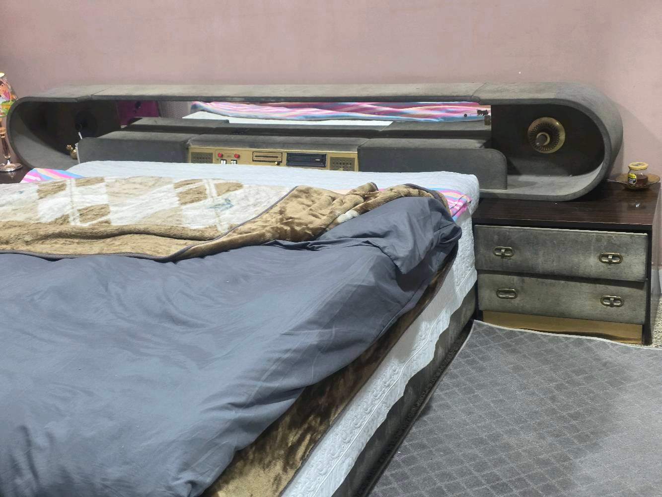 غرفة إيطالية أصلية السعر 200 الف 
مكاني السيدية / حي الاعلام 