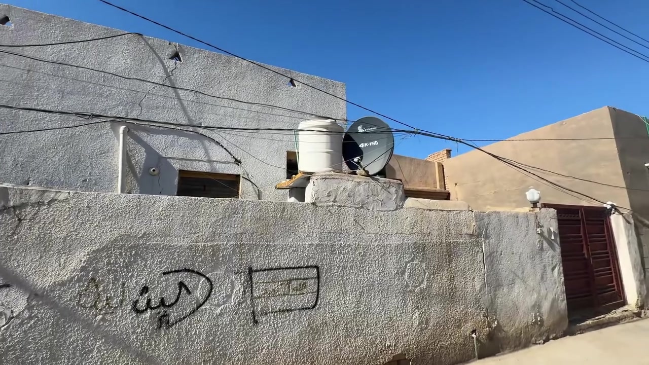سلام عليكم بيت ومشتمل للبيع المساحة الكامله 280 م طابو صرف تحويل ثاني يوم
العنون حي العسكري شارع المستوصف 
للاستفسار الاتصال ***********
