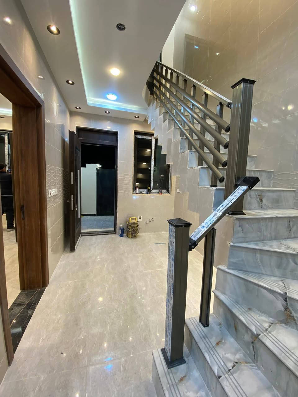 للبيع دار بناء جديد طابقين ركن
المساحة 70 متر واقع حال
 بالسند 50 متر
الواجهة 7 م النزال 10 م
الدار تحتوي على مدخلين استقبال ومطبخ 
وثلاث غرف نوم وصحيات خارجيه وداخليه
بناء جديد غير مسكون جاهز للسكن 
الدار بناء شخصي، مصروف عليه صرف قوي من الأساس، مستخدمين مواد ونوعية عالية، شغل مرتب ومتعوب عليه
العنوان حي الصديق ابي غريب رقم العقار 1954
 ***********
