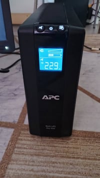 🌹 Ups من شركة apc Offline SMART 900va زمن تحويل صفري ما يفصل ابد من تط...