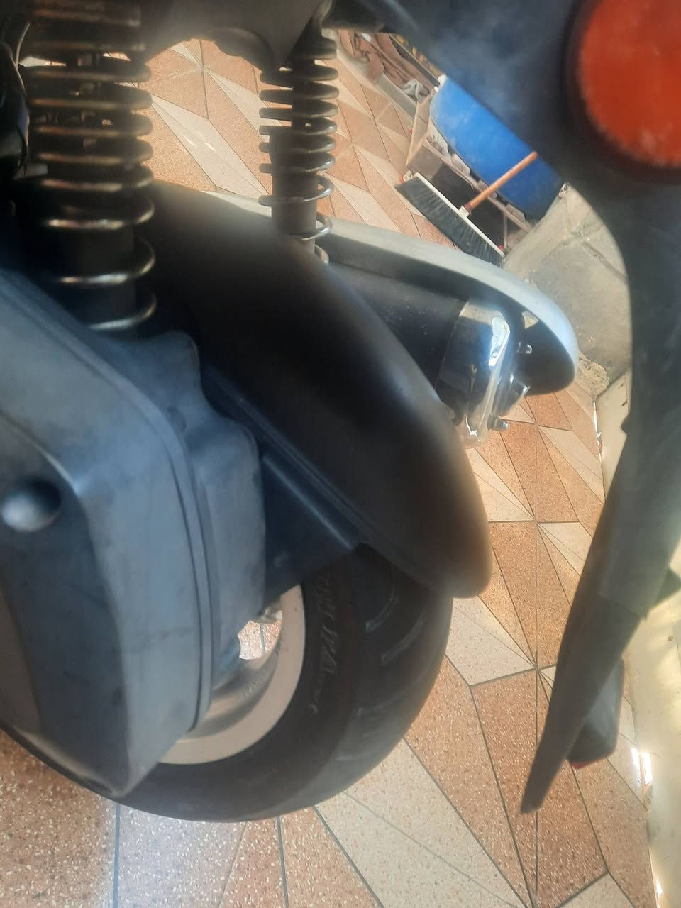 السلام عليكم دراجه كموكه البيع دراجه جاهزه من كلشي دراجه مال جناي برغير ما ناقصه الرقم *********** المكان حله
