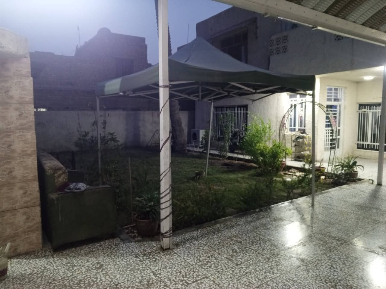 منزل أو نصف المنزل للبيع في منطقه الشماعيه 
المساحه 392 

الطابق الاول يحتوي على غرفتين وصاله واستقبال وحمامين ومطبخ حار وبار وحديقه منزليه 

الطابق الثاني يحتوي على ثلاث غرف وحمامين ومطبخ وصاله 

للاستفسار ***********
