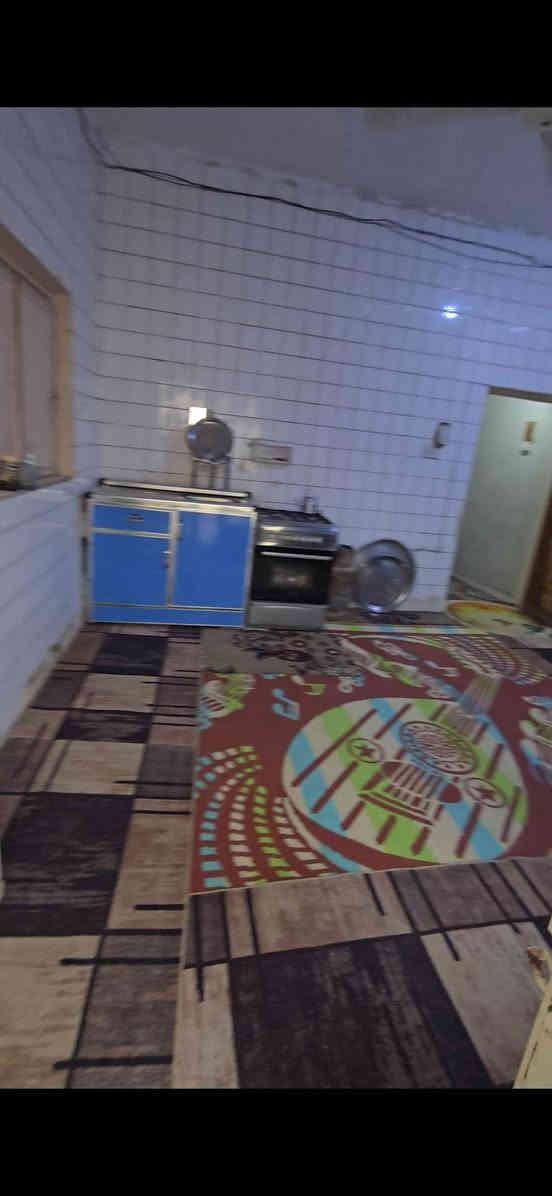 السلام عليكم بيت للبيع في حي الشهداء الاول خلف مركز الشرطة الشرقي الفرع قبل الاخير  ٢٠٠م طابو كونكريت مسلح البناء قديم
البيت مقسم ٣ اقسام  غرفتين وصاله واستقبال وصحيات. الطابق الفوك بناء متكامل غرفه واستقبال ومطبخ وصاله وصحيات بناء جديد الطابق الفوك. نظافة البيت الارضي كما ماموضح بالفيديو للاستفسار اكثر  يكون الاتصال على الرقم *********** السعر 85
