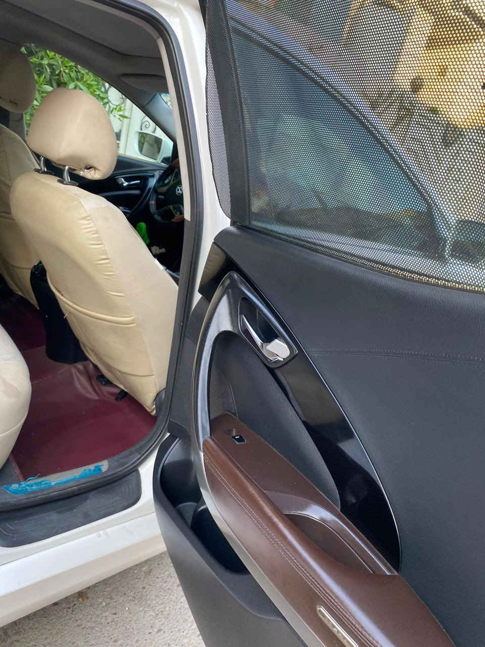 ازيرا 2013 خليجي رقم اربيل لون ابيض
فول مواصفات 1/1 داخل قرميدي 
ماشية 120 الف كيلو حقيقي تدك جرس
محرك 3000 ستة سلندر مفتوح للادامة 
مكفولة بدون صبغ بيها مكانين بارد وشخط 
كير مكينة تبريد مكفول لا تنقيص لا تبخير  سعر 128
***********
موقع ديالى بعقوبة
