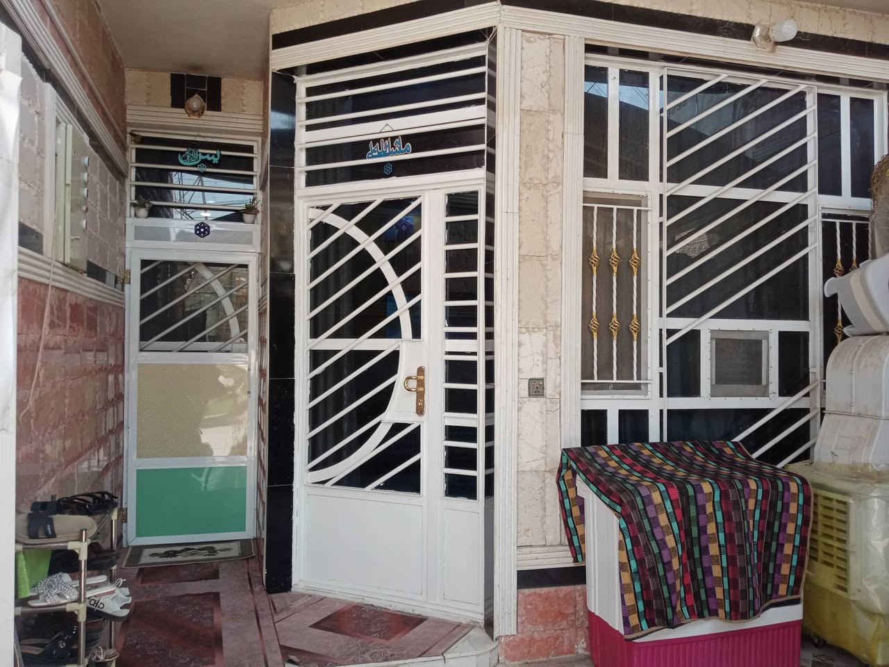 من رخصت مدير الگروب المحترم
دار للبيع مساحة (١٠٠م)
طابو زراعي سند ٢٥ ملك صرف
منطقة كافة الخدمات تبليط مجاري نت حكومي بناء طابوك طابقين ارتفاع السقف (٣،٢٥٠) السقف جبسن بورد للطابقين يتكون الطابق الاول غرفة نوم +استقبال ومطبخ حار وبارد وحمام ارضية البيت مرمر ايطالي+حمام خارجي
والطابق الثاني يتكون من غرفة نوم عدد(٢) كبيره الاولى ٥*٥ مع بالكونه والثانيه ٥*٤ + حمام وجلسة استراحة والسطح شتايگر
عنوان شعب سريدات القديمه الأولى
 للاستفسار  ***********/اتصال او واتساب
