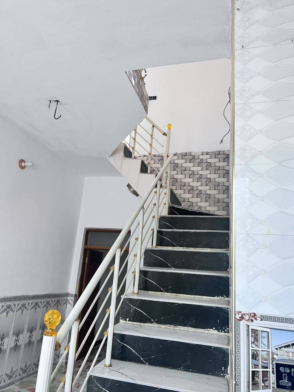 بيت ٥٠متر طابقين حي الوفاء الطابق الفوك غرفه وصاله وصحيات ولطابق الأرضي غرفه وصاله ومطبخ وصحيات البيت للبيع لاستفسار علا الرقم ***********

