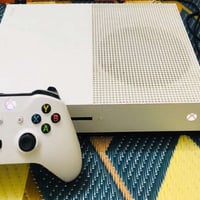 اكس بوكس ون اس  ذاكره واحد تيرا  ويا الكارتونه مالتة و الجوستك الاصلي ...