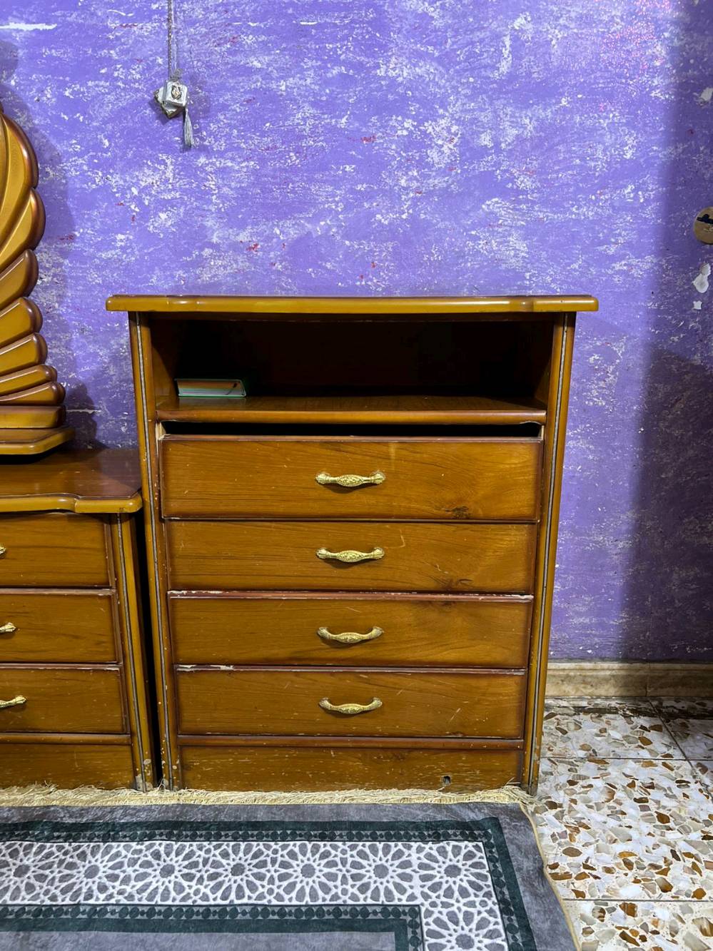 غرفة نوم خشبية أنيقة تتميز بالتصميم التقليدي والراقي مع نقوش قلبية جميلة على الخزانة والسرير. تحتوي على دولاب كبير مع مرايا أنيقة، بالإضافة إلى تسريحة مع مرآة واسعة تكمل جمال الغرفة. تُعد الغرفة مثالية لمن يحب الطراز الكلاسيكي وتناسب أي ديكور منزلي. حالة الخشب جيدة وتصميم الأثاث يضفي طابعاً مميزاً لأي غرفة نوم.