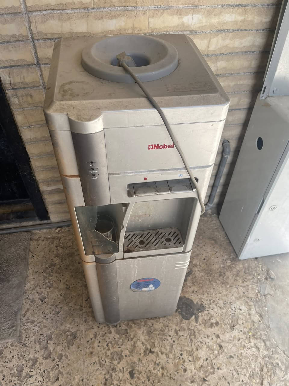 سلام عليكم غراض منزلية لبيع
1-سبلت واحد طن عادي شغال نضيف بي شوية عواج بالبوري قطعة داخلية مماثر يتعدل عادي سعرة 125 نهايتة
2-براد ماء سعرة 25 نهايتة 
3-جهاز ماء تصفية 25 نهايتة
ملاحضة اذا تاخذهم كلهن 150 الف قفل 
 مكاني بغداد شارع فلسطين ‭

‭0788 412 2597‬
