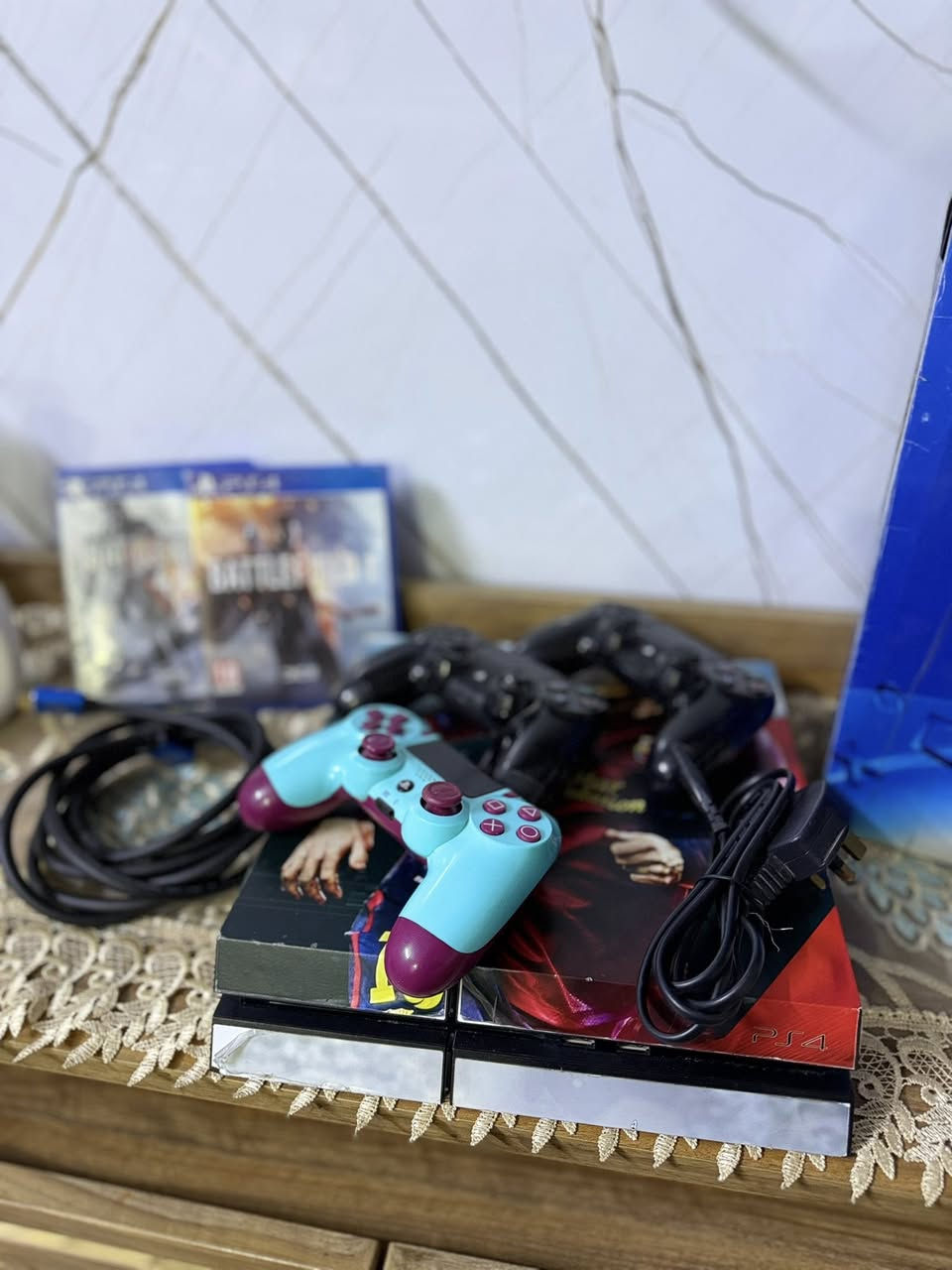 السلام عليكم 
للبيع بلي فور فات ذاكرة 500GB ملحقاتة 3 جوستكات ثنين شغالات واحد بي مشكلة و اقراص ثنين بتل فيلد 1 و بتل فيلد4 
سعرة 200 الف وبي مجال 
مكاني بغداد 
*********** وهذا رقمي
