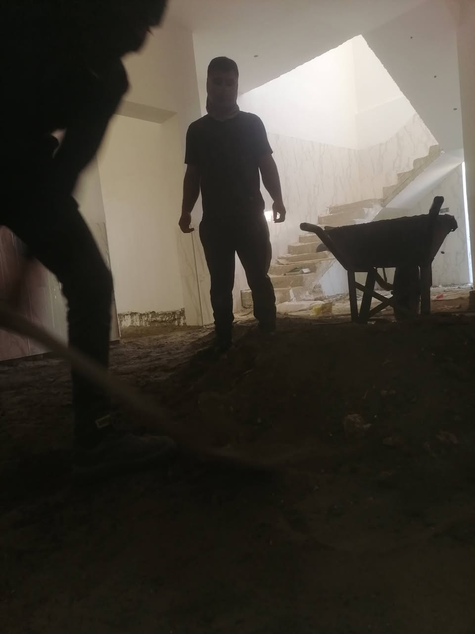 سلام عليكم رزق على الله احنه عمال شقنه تنضيف بيوت تصعيد مواد اي شي عماله نشتقل تواصل على رقم ***********
