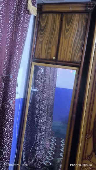 اسلام عليكم للبيع غرفه كامله  مستخدمه نضيفه الكنتور قاطين والزاويه قاطين وباب سلايت المكان بغداد السعر ب 600وبي مجال للاستفسار ***********
