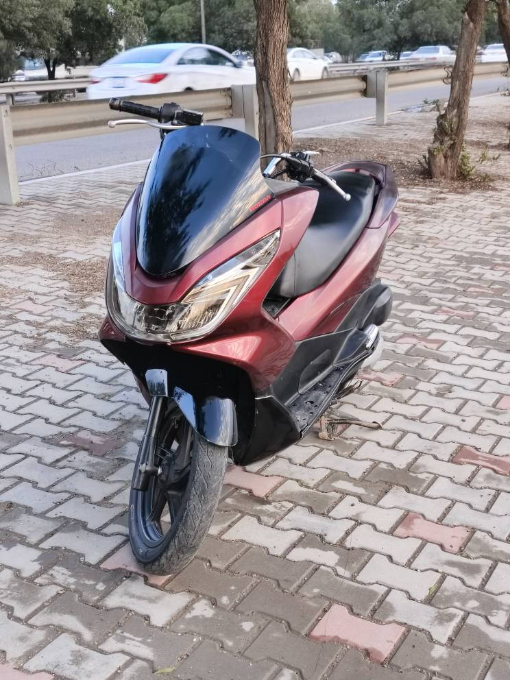 السلام عليكم
دراجه pcx للبيع كفاله عامه ما بيها ولا شخط على وضع البلاد برغي ما نقصها غير قبق الجكمجه و واقيه مال صالنصه عداهن الدراجه برغي ما نقصها كلها شغاله حساسات وكهربائيات نكره سلف رايدها ب 12 ورقه وبيها مجال مال جيه...... 
مكاني بالغزاليه
رقمي  *********** بغداد, العراق
