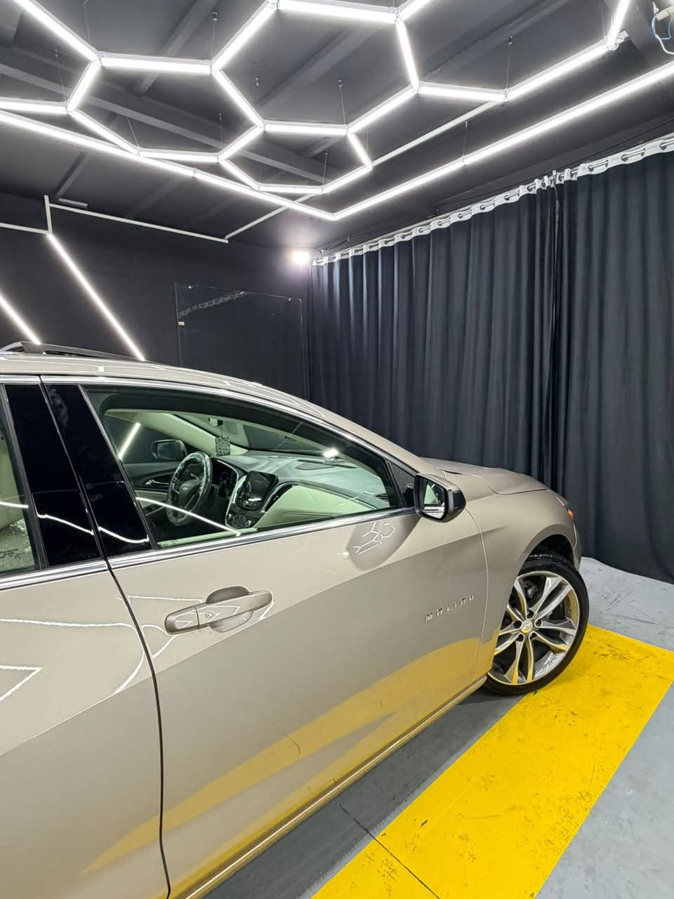 شوفرلیت مالیبو 2024 بریمیر
مواصفات بریمیر داخل کریمی اعلی فئە 
سیارە ماشیە ٢٦ الف حقیقی و کلش جدیدە 
اللون شامبانی و داخل کریمی و ساج ماکو اختها 

"مواصفات بریمیر فوول اعلی فئە 
بانوراما ،، بصمە ،، شاشە ئایباد کبیر گیچ الکترونی  ،، شغال یعنی تشغیل عن بعد ،، ئوتو ستارت ستوب ،، کشنات تدفئە تبرید و جلد ،، ستیرن هیتر ،، رادار امامی و خلفی و جانبی بریک کهربائی ،، دبل صالنصا ،، ویل کروم بیلادی ،، دبل گیر ،، کشنات کهربائی ،، کامیرا ،،  و بعد هوایە مواصفات ... 

سياره بیها بس قطعە وحدە صبوغ بدون دواخل بدون  ایرباگ باقی سیارە مکفولە من کلشی لا صبوغ و لا تبدیل و سیارە حیل حلوە و جدیدە تخبل ماشاالللە 
محرك و الگیر ما مفتوحە وبدون ای خلل بشرط الفحص کلشی علی وضع البلادی .. ✅

سنویە و الهزە جدیدە حتی 2031 تحویل و الوکالە بشرط نفس الیوم 
صدر و حدادیە بشرط جدیدە مابیها نقص ..
گیرو مکینە و الکهربائی بشرط بدون خلل ..

الاخوان سیارە مال بیت مابیها نقص ای شی جاهزە من کل نواحی الحمداللە .. 

سعر / ١٥٥ مجال بصیط لطیبین 
موبایل / ***********
مکان / سلیمانیە مرکز المدینە
